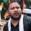 तेजस्वी की छात्र आंदोलन में एंट्री RJD को कितना फायदा दिला पाएगी? पटना में मार्च के दौरान तेजस्वी यादव को हिरासत में लेती पुलिस