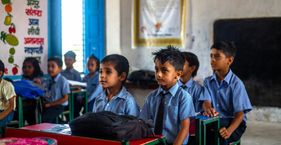 नैपकिन मशीनों से लेकर डिजिटल अटेंडेंस तक, बंगाल के सरकारी स्कूलों का होगा कायाकल्प स्कूलों में सुविधाओं की कमी का असर छात्रों की उपस्थिति पर भी पड़ता है (सांकेतिक तस्वीर)