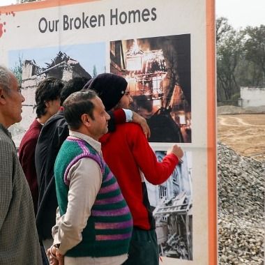 कश्मीरी पंडित नगरोटा में उनके निर्वासन से जुड़ी एक प्रदर्शनी देखते हुए (फाइल फोटो)