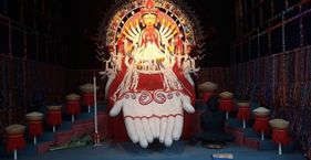 विश्व हिंदू परिषद का 'दखल' बदलेगा बंगाल की दुर्गा पूजा का रंग? बंगाल के कई दुर्गा पूजा पंडाल अपनी खास थीम के लिए भी पहचाने जाते हैं (फाइल फोटो)