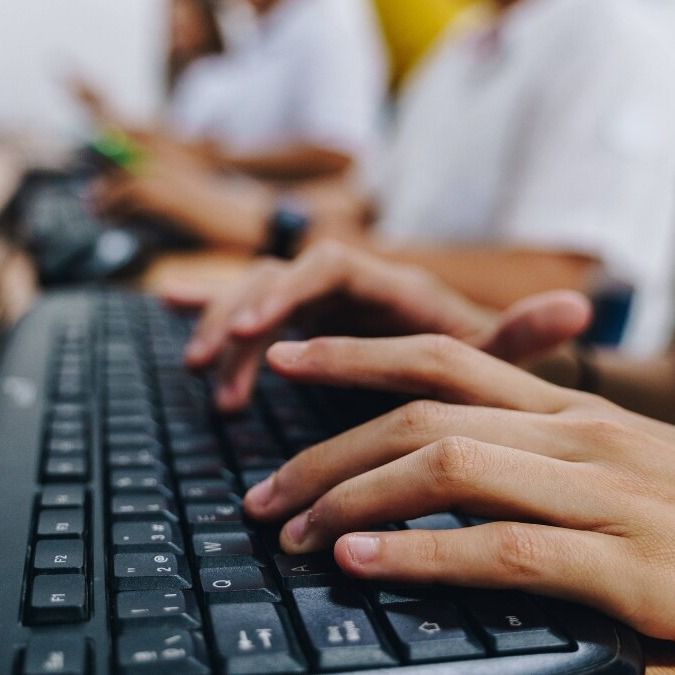 यूपी में करीब 3.5 लाख आउटसोर्स कर्मचारी हैं (सांकेतिक फोटो)