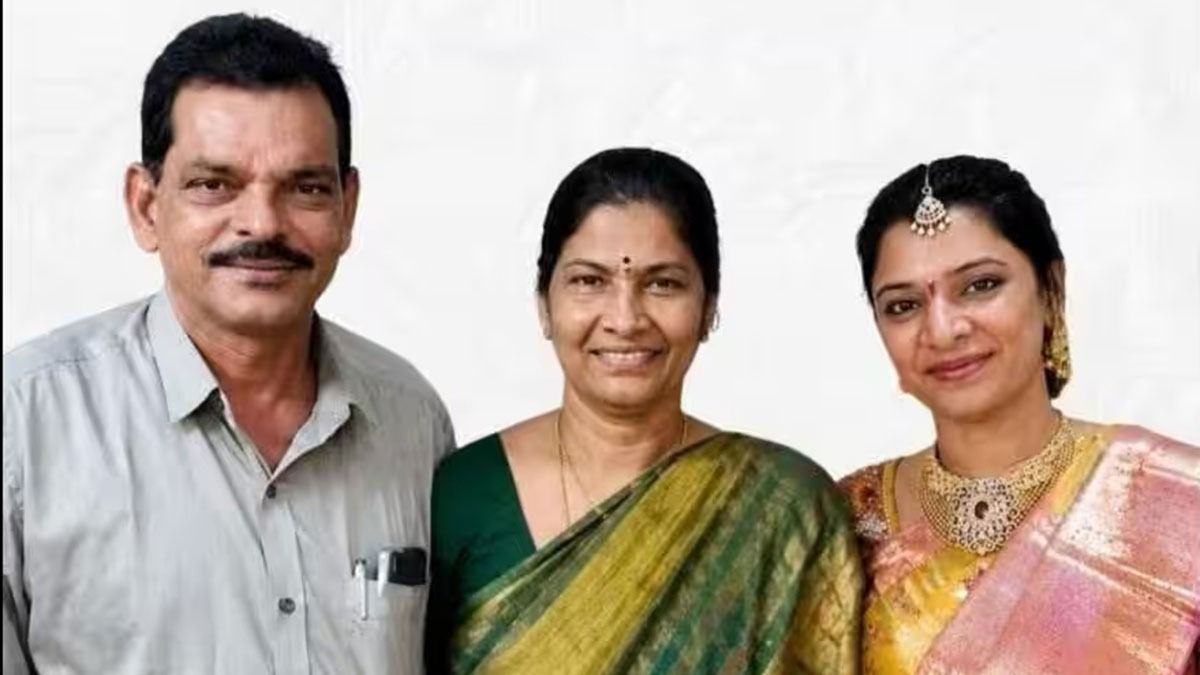 एक हिंदू परिवार की आत्महत्या से आंध्र प्रदेश में गरमाई ‘लव जिहाद’ की राजनीति सौजन्या (दाएं) ने अपने माता-पिता के साथ 16 अगस्त को आत्महत्या कर ली