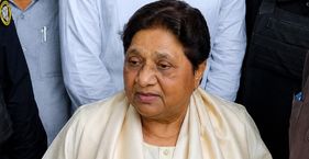 BSP को लेकर किस दुविधा में हैं मायावती? BSP में मायावती के उत्तराधिकार का मामला अब भी उलझा हुआ है (फाइल फोटो)