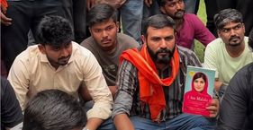 अहमदाबाद के पार्कों में किताबें लेकर क्यों जुट रहे लोग? स्कूल में मलाला यूसुफजई और ऐनी फ्रैंक की किताब पर पाबंदी ने बढ़ाया विवाद