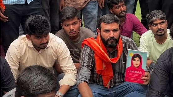 अहमदाबाद के पार्कों में किताबें लेकर क्यों जुट रहे लोग? स्कूल में मलाला यूसुफजई और ऐनी फ्रैंक की किताब पर पाबंदी ने बढ़ाया विवाद