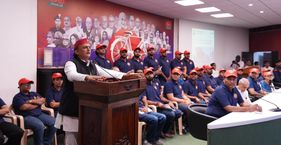 छात्र सभा के ड्रेस कोड से PDA की नई जमीन तलाश रहे अखिलेश छात्र सभा के लिए नए ड्रेस कोड लॉन्च के मौके पर अखिलेश यादव (फोटो : facebook.com/yadavakhilesh)