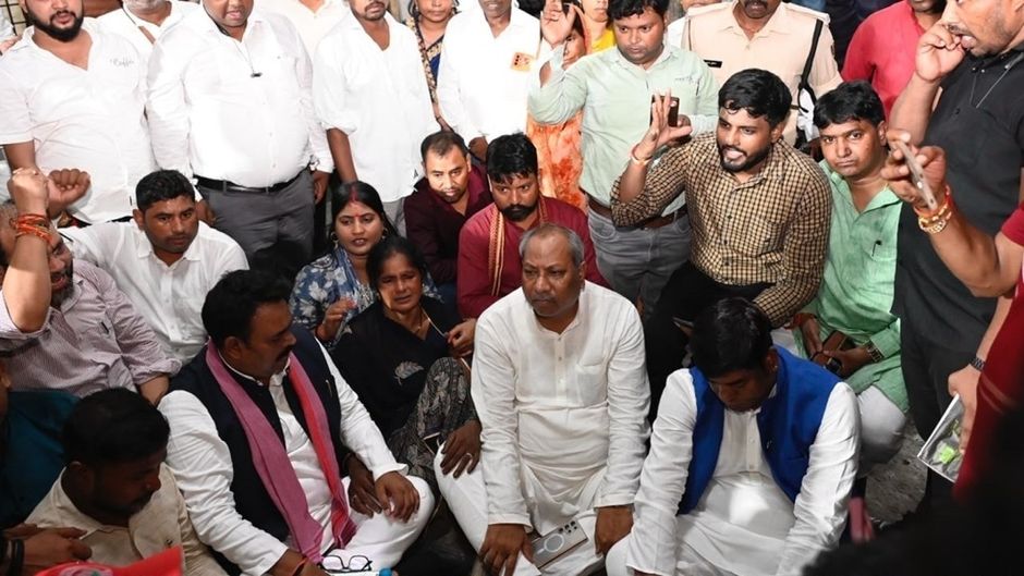 sanjay nishad and samajwadi party leader rajpal kashyap protest