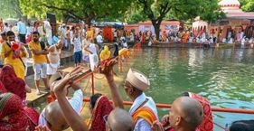 पुरखों की स्मृति और मुक्ति का पर्व : नए दौर के साथ गया में कैसे बदल रहा पितृपक्ष? गया में पितृपक्ष के दौरान जुटे लोग (फाइल फोटो)