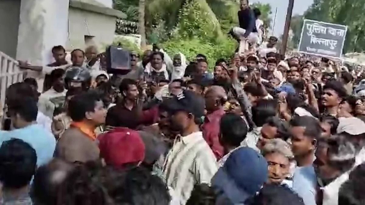 किरनापुर में विरोध प्रदर्शन करते मरार माली समुदाय के लोग