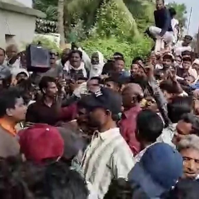 किरनापुर में विरोध प्रदर्शन करते मरार माली समुदाय के लोग