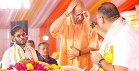 यूपी में सज रहे कथा के बड़े-बड़े पंडालों का क्या है चुनावी कनेक्शन? Yogi Adityanath and Manoj Pandey