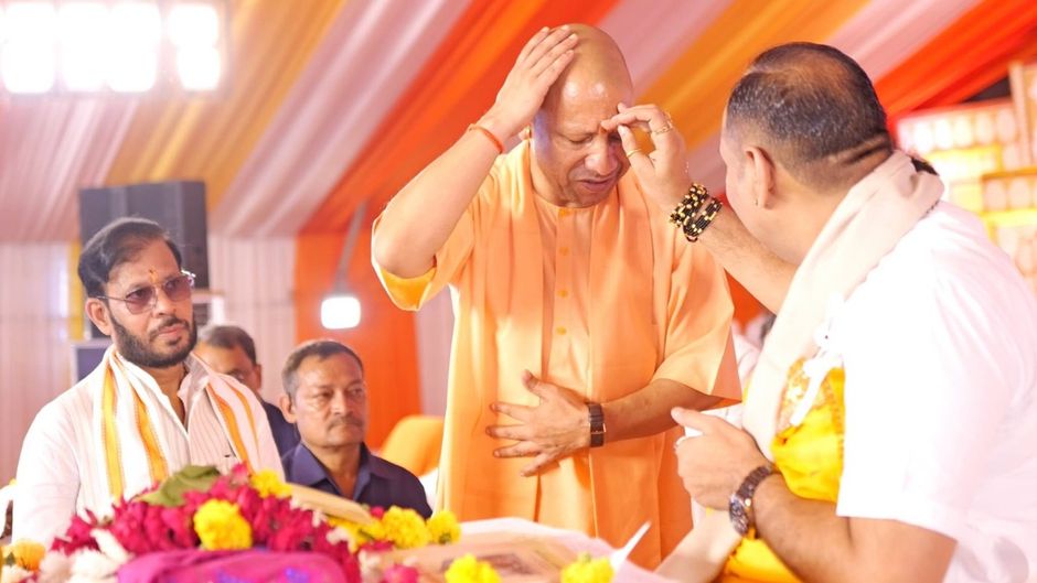 रायबरेली की ऊँचाहार विधान सभा में कैबिनेट मंत्री मनोज पांडे द्वारा आयोजित शिवा कथा में भाग लेते मुख्यमंत्री योगी आदित्यनाथ