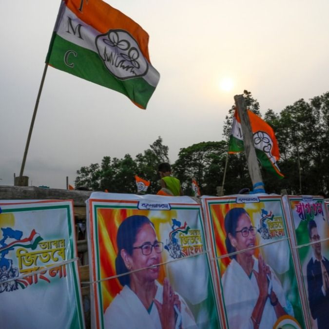 TMC का झंडा और ममता बनर्जी का पोस्टर (फाइल फोटो)
