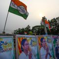 नाम और चुनाव चिह्न के बिना खतरे में TMC का अस्तित्व? TMC का झंडा और ममता बनर्जी का पोस्टर (फाइल फोटो)