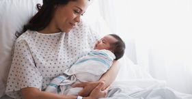 भारत में बच्चे के जन्म के बाद मांओं की मुश्किलें कम क्यों नहीं हो पा रहीं? NFHS-6 में ब्रेस्ट फीडिंग से जुड़े चिंताजनक आंकड़े सामने आए हैं (सांकेतिक तस्वीर)