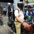 भारत में तेल संकट का बोझ उठा रहा सिस्टम कब तक टिक पाएगा? तेल संकट अभी तक भारतीय पेट्रोल पंपों तक नहीं पहुंचा है (फोटो : देबज्योति चक्रवर्ती)