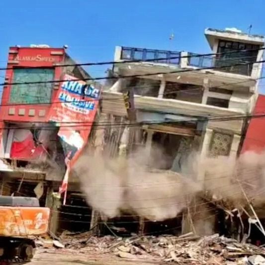 मेरठ के सेंट्रल मार्केट में एक दुकान ढहाने की कार्रवाई (फाइल फोटो)