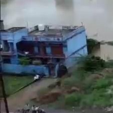 उत्तर प्रदेश में कई जगहों पर जलभराव देखने को मिल रहा है (सांकेतिक तस्वीर)