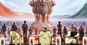 OBC आरक्षण : कर्नाटक के मंत्री संतोष लाड ने क्यों कहा यह खैरात नहीं? कर्नाटक के मंत्री संतोष लाड (बीच में) और विपक्ष के उपनेता अरविंद बेल्लद (दाएं) मंगलवार को कोच्चि में इंडिया टुडे कॉन्क्लेव 2026 में बोलते हुए
