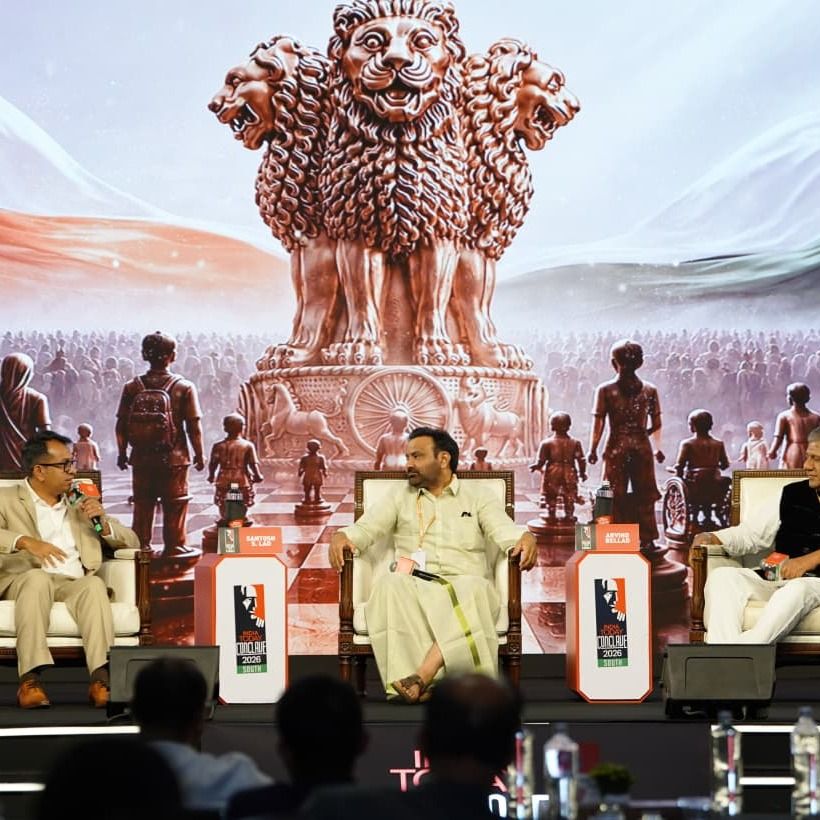 कर्नाटक के मंत्री संतोष लाड (बीच में) और विपक्ष के उपनेता अरविंद बेल्लद (दाएं) मंगलवार को कोच्चि में इंडिया टुडे कॉन्क्लेव 2026 में बोलते हुए