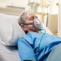 अब 100 साल की उम्र में भी सर्जरी मुमकिन, कैसे बदल रहा मेडिकल साइंस? बुजुर्ग मरीजों को अब ज्यादा समय तक बिस्तर पर नहीं रखा जाता (सांकेतिक तस्वीर)