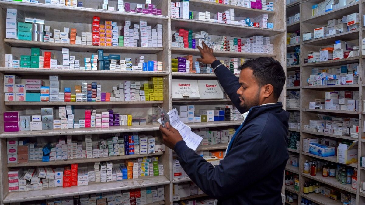 अस्पताल की फार्मेसी में दवाएं अक्सर महंगी मिलती हैं (सांकेतिक तस्वीर)