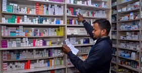 74 रुपए की दवा पर 4,980 की MRP! अस्पतालों की फार्मेसी में कैसे लुट रहे मरीज? अस्पताल की फार्मेसी में दवाएं अक्सर महंगी मिलती हैं (सांकेतिक तस्वीर)