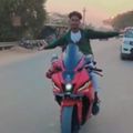 कैमरा ऑन, कानून ऑफ! यूपी में रीलबाजी बनी पुलिस-प्रशासन के लिए सिरदर्द बाइक पर स्टंट दिखाता एक युवक (सांकेतिक तस्वीर)