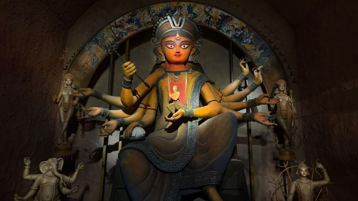 भवानीपुर अबसार में इस साल की दुर्गा प्रतिमा; इसके आसपास शानू लाहिड़ी की बनाई प्रतिमाओं की प्रतिकृतियां 