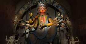 12 साल पहले ‘गायब’ हुई मूर्ति मिलने पर क्यों जश्न मना रहा कोलकाता? भवानीपुर अबसार में इस साल की दुर्गा प्रतिमा; इसके आसपास शानू लाहिड़ी की बनाई प्रतिमाओं की प्रतिकृतियां