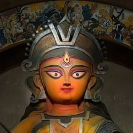 भवानीपुर अबसार में इस साल की दुर्गा प्रतिमा; इसके आसपास शानू लाहिड़ी की बनाई प्रतिमाओं की प्रतिकृतियां 