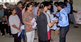 NEET में फर्जीवाड़ा रोकने वाले ही कैसे बन गए मददगार? परीक्षा केंद्र के बाहर NEET के अभ्यर्थी (फाइल फोटो)