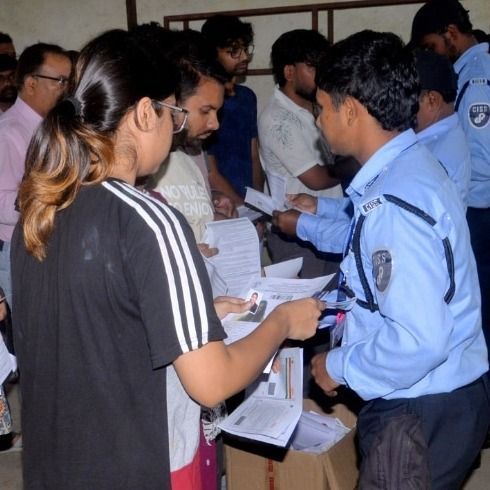 परीक्षा केंद्र के बाहर NEET के अभ्यर्थी (फाइल फोटो)