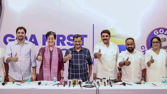 कांग्रेस को शामिल करने की मांग पर खतरे में पड़ा AAP का 'गोवा फर्स्ट' गठबंधन 'गोवा फर्स्ट' गठबंधन की घोषणा के मौके पर AAP और GFP के नेता (फाइल फोटो)