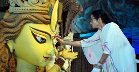 कालीघाट में ऐसा क्या हुआ जिसे TMC बता रही ममता बनर्जी की सुरक्षा में बड़ी चूक? दुर्गा पूजा के दौरान पूर्व मुख्यमंत्री ममता बनर्जी