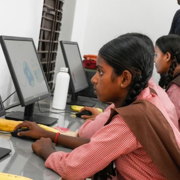 एक स्कूल में कंप्यूटर चलाती लड़कियां (फोटो : चंद्रदीप कुमार)