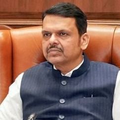 मुख्यमंत्री देवेंद्र फडणवीस के साथ एकनाथ शिंदे और सुनेत्रा पवार (फाइल फोटो)
