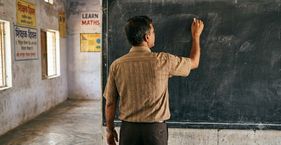 यूपी में फर्जी शिक्षकों को कौन बचा रहा? सांकेतिक तस्वीर (फोटो : AI)