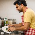 मद्रास हाई कोर्ट के फैसले से ‘हाउस हसबैंड’ को लेकर बदलेगी सोच? indian House husband or home maker washing utensils only side profile
