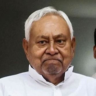 नीतीश कुमार और उनके बेटे निशांत (फाइल फोटो)