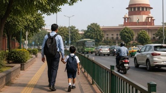 पैदल चलने वालों की सुरक्षा पर सुप्रीम कोर्ट के जजों ने क्यों दी धरने की चेतावनी? सुप्रीम कोर्ट ने पैदल यात्रियों को बुनियादी सुविधाएं मुहैया कराने को कहा है (फोटो : AI)