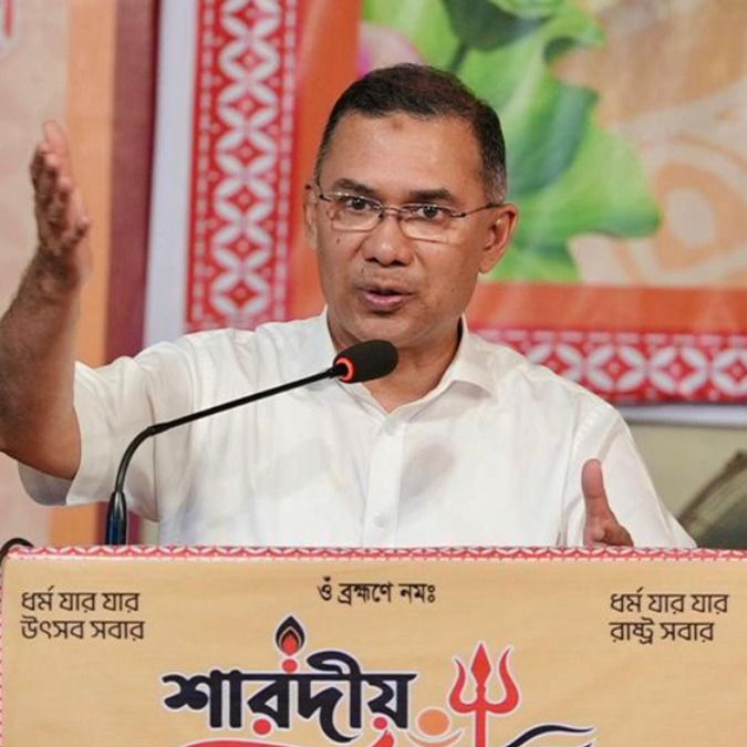 एक पूजा पंडाल में बांग्लादेश के प्रधानमंत्री तारिक रहमान