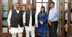 रुहेलखंड में BJP का किला ढहाने के लिए अखिलेश यादव बना रहे नए समीकरण अखिलेश यादव के साथ धर्मेंद्र कश्यप और उनकी बेटी कीर्ति कश्यप (फाइल फोटो)