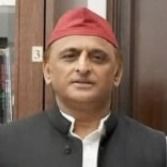 अखिलेश यादव के साथ धर्मेंद्र कश्यप और उनकी बेटी कीर्ति कश्यप (फाइल फोटो)