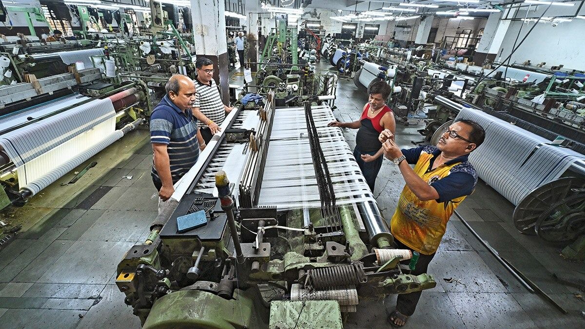 एक कपड़ा मिल में काम करते लोग (सांकेतिक तस्वीर)