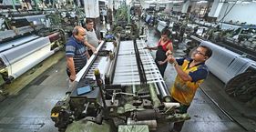 गुजरात में गहराया बिजली संकट, कारोबारियों को हजारों करोड़ के नुकसान का डर एक कपड़ा मिल में काम करते लोग (सांकेतिक तस्वीर)