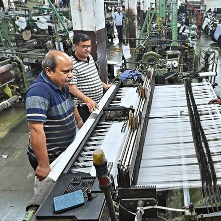 एक कपड़ा मिल में काम करते लोग (सांकेतिक तस्वीर)