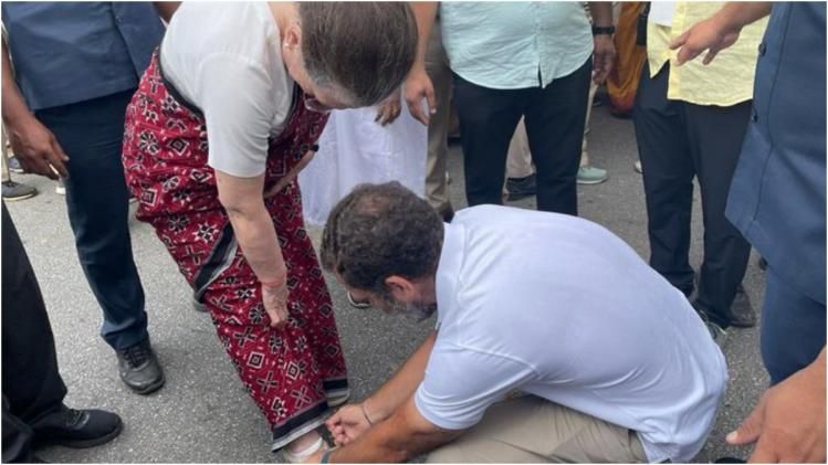 Rahul Gandhi ties Sonia’s shoelaces സോണിയ ഗാന്ധിയ്ക്ക് ഷൂലേസ് കെട്ടി ന