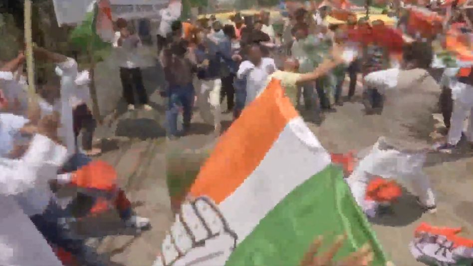 Congress -BJP Workers Clash in Patna: പ്രധാനമന്ത്രി മോദിക്കെതിരെ മോശം പരാമർശം; പട്നയിൽ വൻ സംഘർഷം, കോൺഗ്രസ് ആസ്ഥാനം തകർത്ത് ബിജെപി പ്രവർത്തകർ - BJP Congress ...
