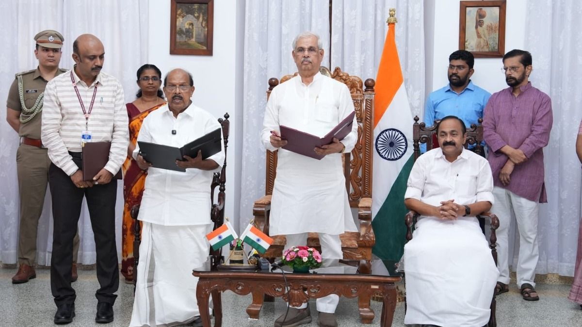 ജി. സുധാകരൻ പ്രോടെം സ്പീക്കറായി സത്യപ്രതിജ്ഞ ചെയ്യുന്നു